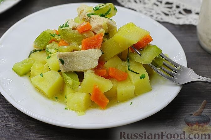 картофель, куриное филе, кабачки, лук репчатый, морковь, зелень петрушки, базилик, соль, перец чёрный молотый, паприка молотая, масло растительное