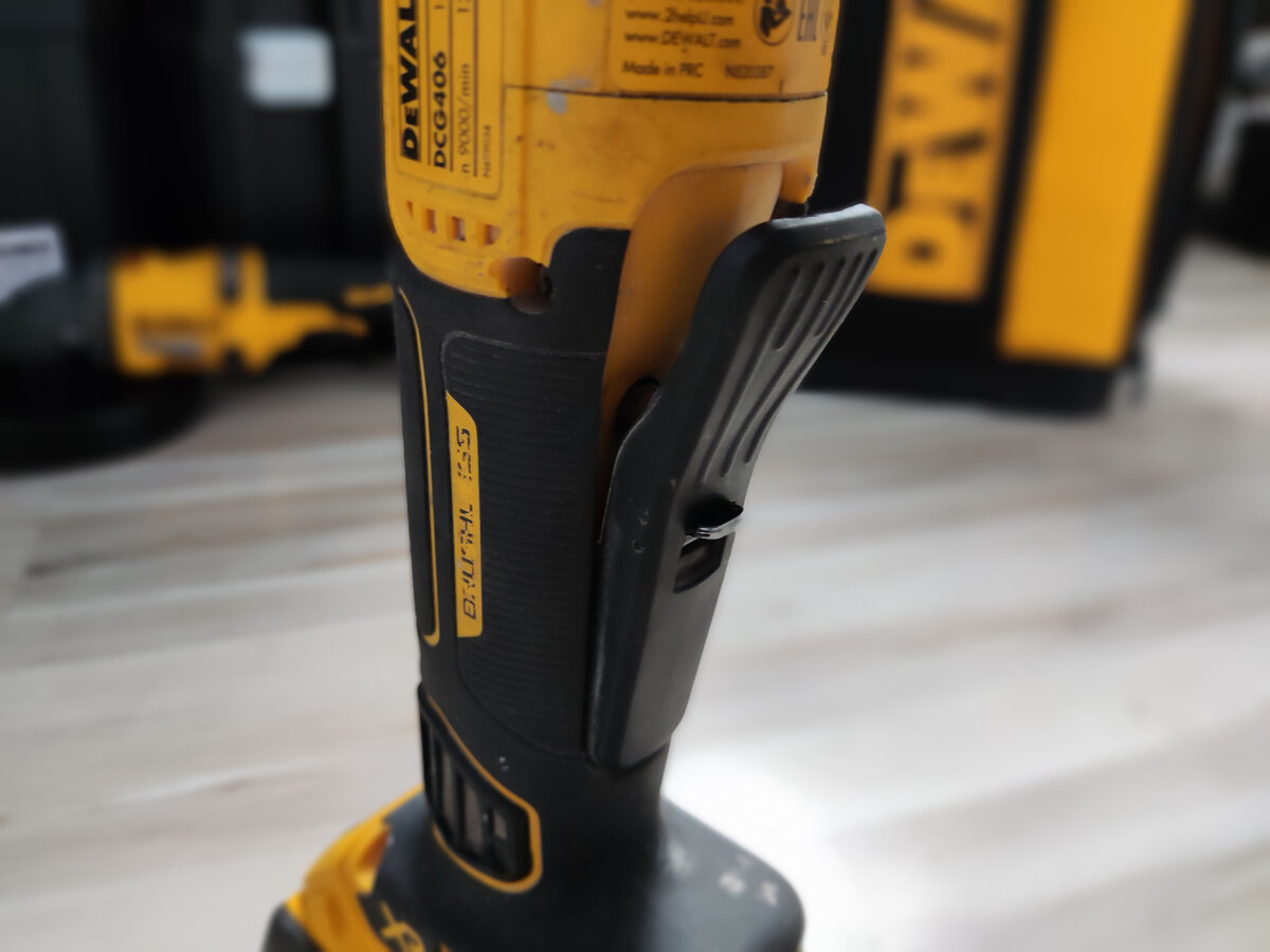 Рычажок-курок включения с предохранителем