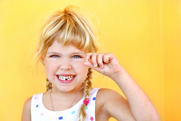 Почему у ребенка зуб растет из середины десны?