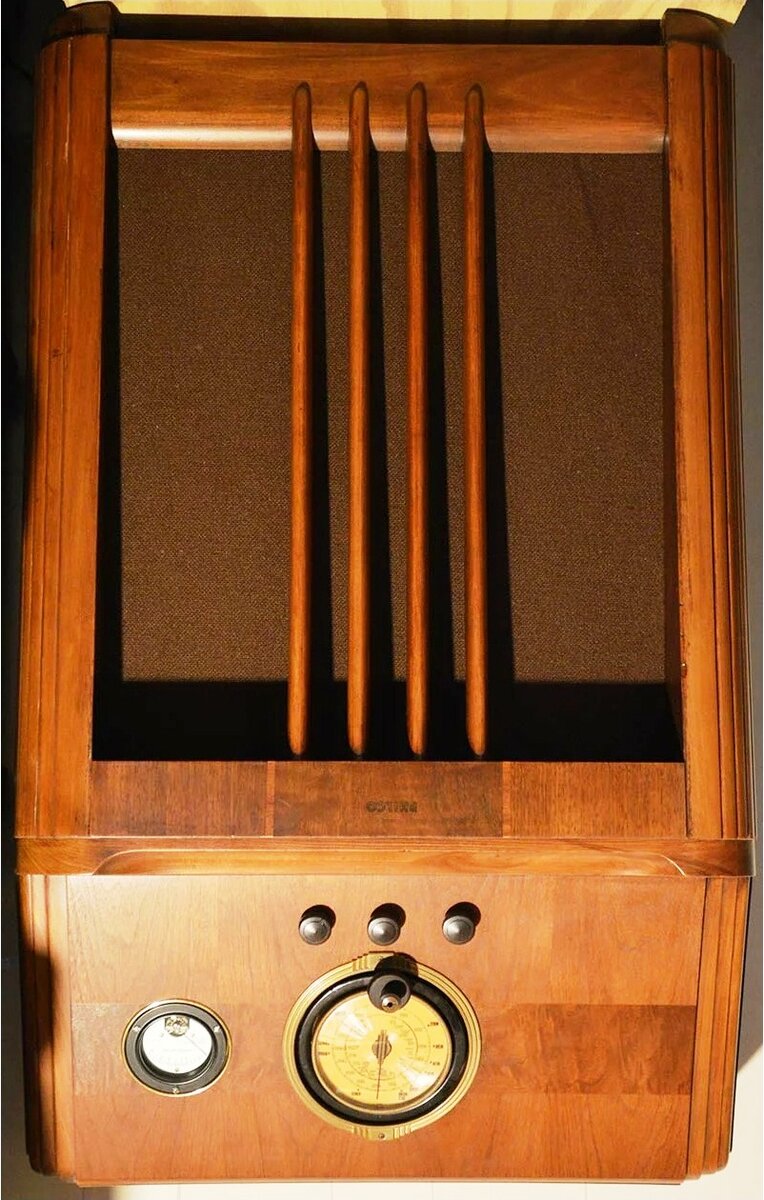 Отреставрированный  Philco 1938 console radio