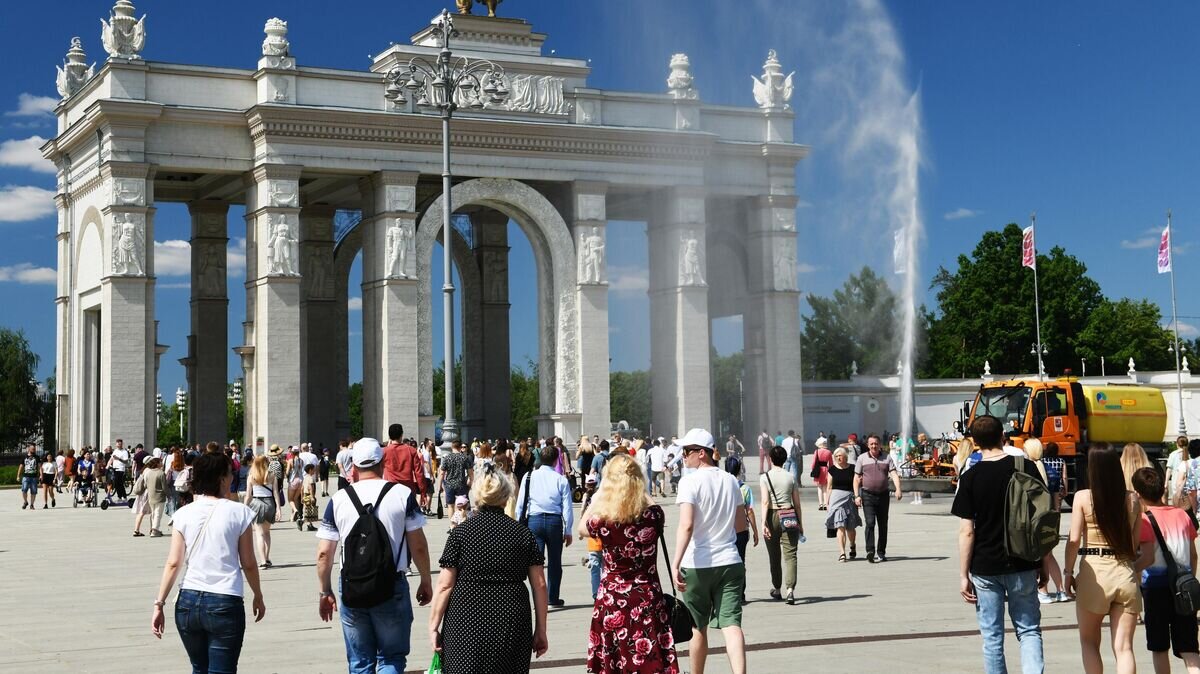    Люди возле центрального входа на ВДНХ в Москве© РИА Новости / Владимир Вяткин