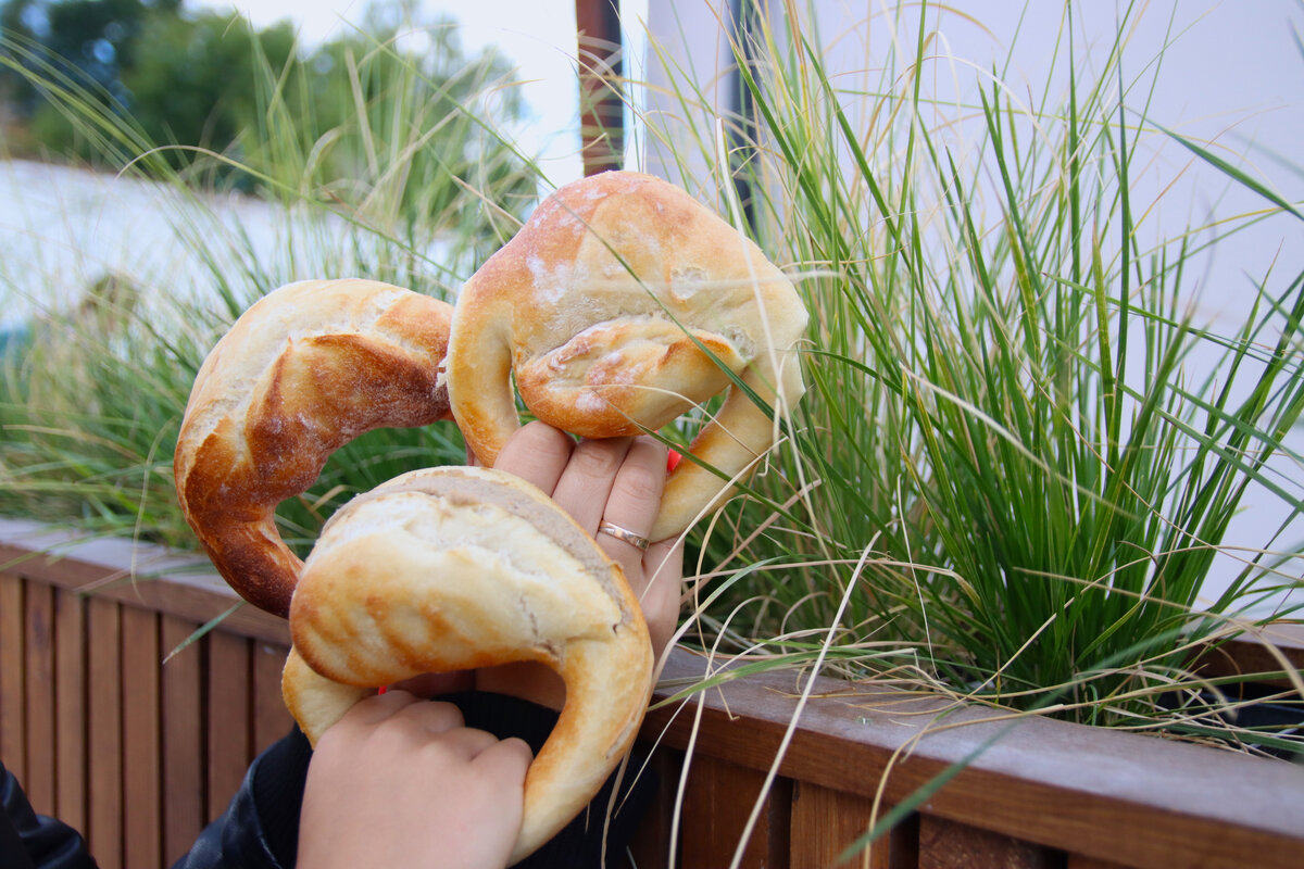 Говорят, ручку калача не нужно есть, ручка, она чтобы держаться