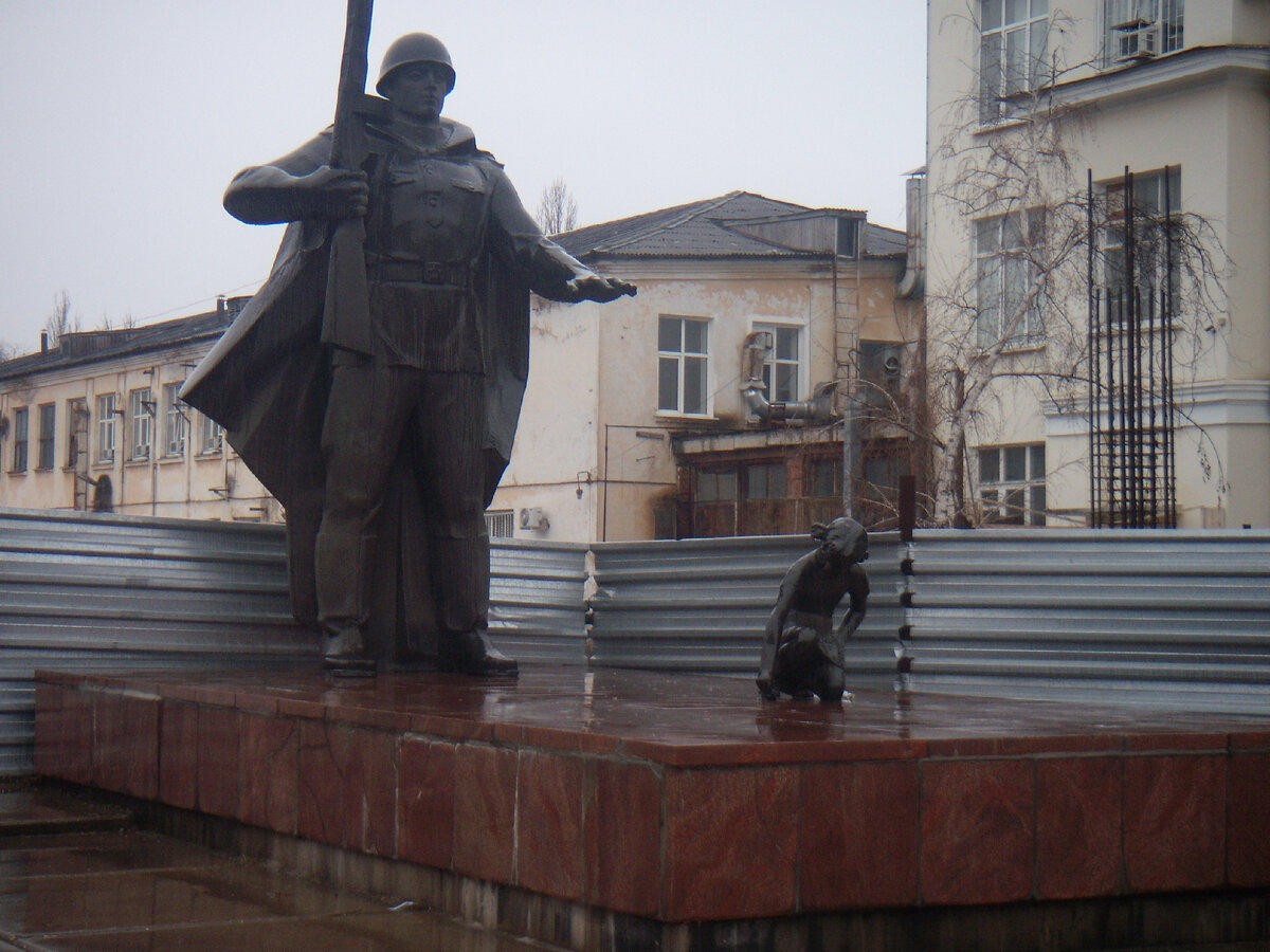Памятник студентам и преподавателям, которые погибли во время Великой Отечественной войны, установлен в 1985 году в Краснодаре.