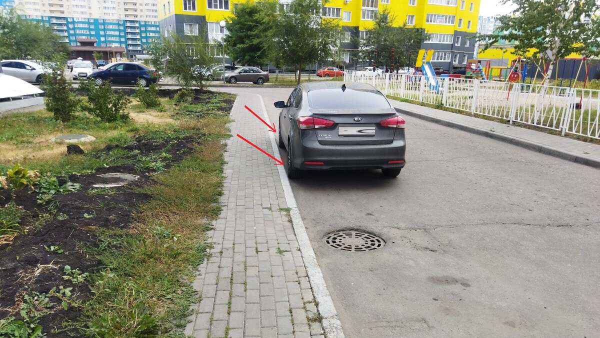 Левые колеса автомобиля около бордюрного камня, поэтому подсунуть сцепное устройство под них невозможно.