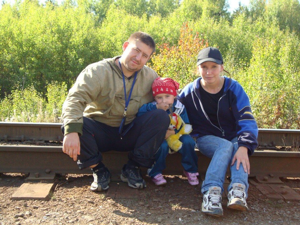     За 12 лет следствию так и не удалось выяснить, куда пропала девочка. Катя с родителями не раз выезжала на природу. Фото: семейный архив.