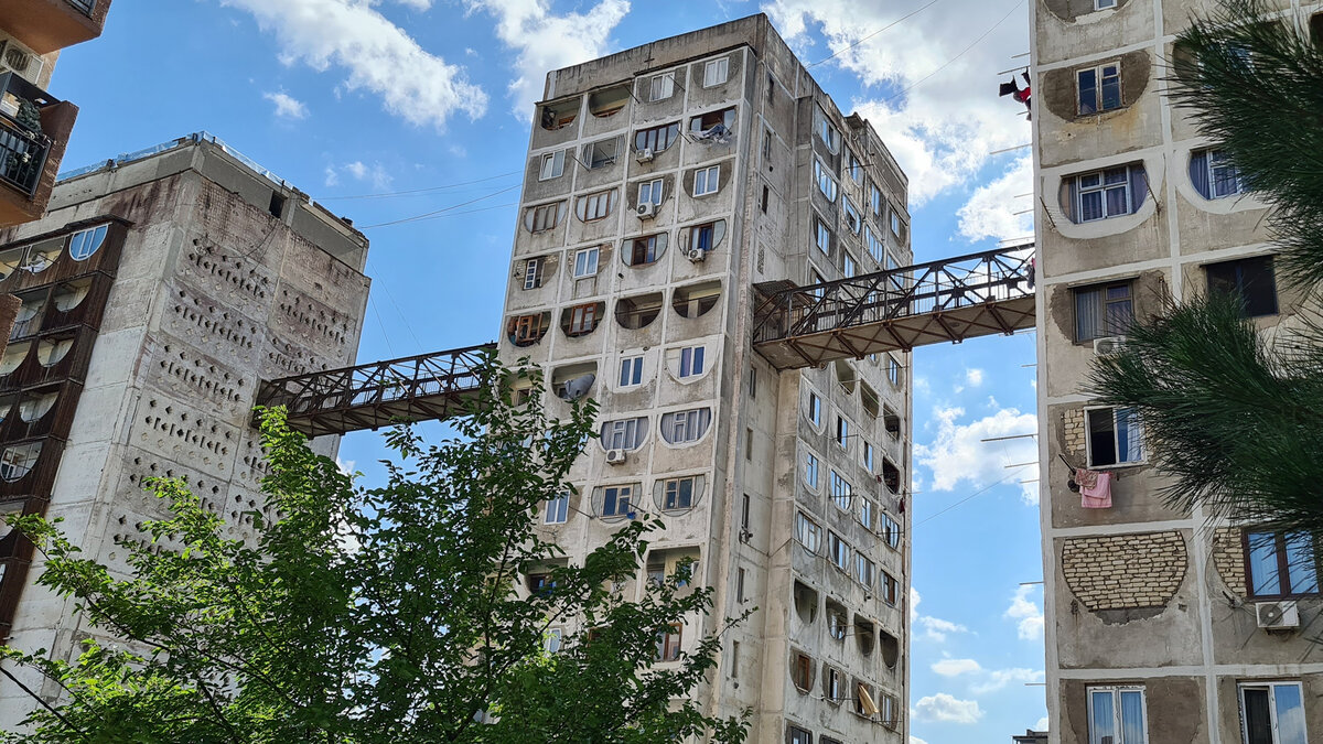 Наследие советских времен - дома с мостом. Плато Нуцубидзе в Тбилиси. |  РЕЦЕПТЫ хорошего отдыха | Дзен