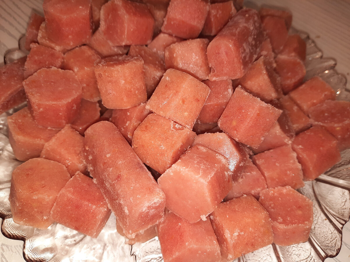 При желании можно добавить в томат травы.Даже замороженные томаты очень ароматные.