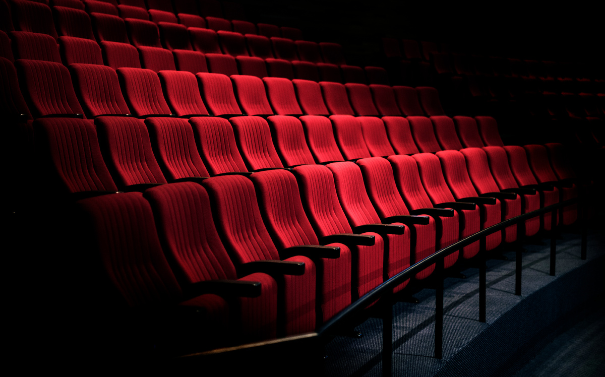 <a href="https://ru.freepik.com/free-photo/rows-of-red-seats-in-a-theater_3532061.htm#query=%D0%BA%D0%B8%D0%BD%D0%BE&position=43&from_view=search">Изображение от rawpixel.com</a> на Freepik