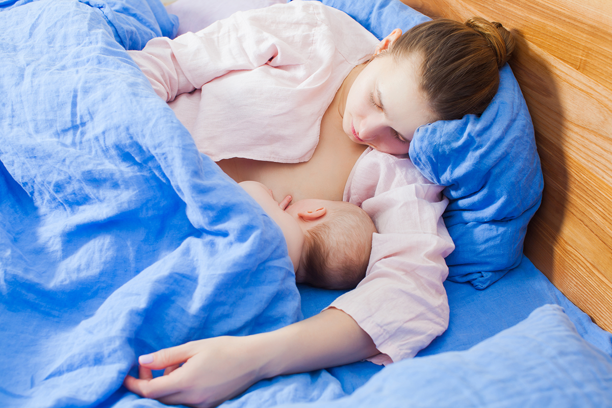 Совместный сон с ребенком. Молодые мамы в постели. Cosleeping. Sleep with mom.