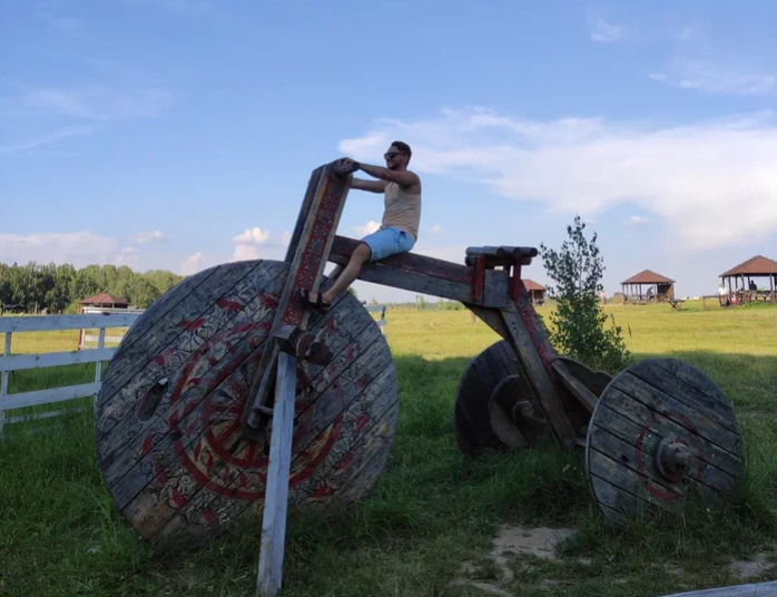 Не так, а на своих двоих!