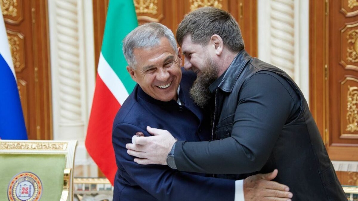     Глава Татарстана Рустам Минниханов поздравил руководителя Чеченской республики Рамзана Кадырова с днем рождения в своем Telegram-канале. Обращение к нему он сопроводил словами на родном языке последнего.