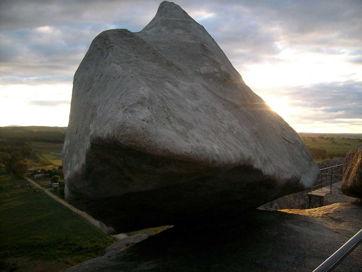 Камень находящийся на воздухе. Камень Даваско в Аргентине. Сьерра Тандиль. Тандиль Аргентина. Валун в городе Тандиль.