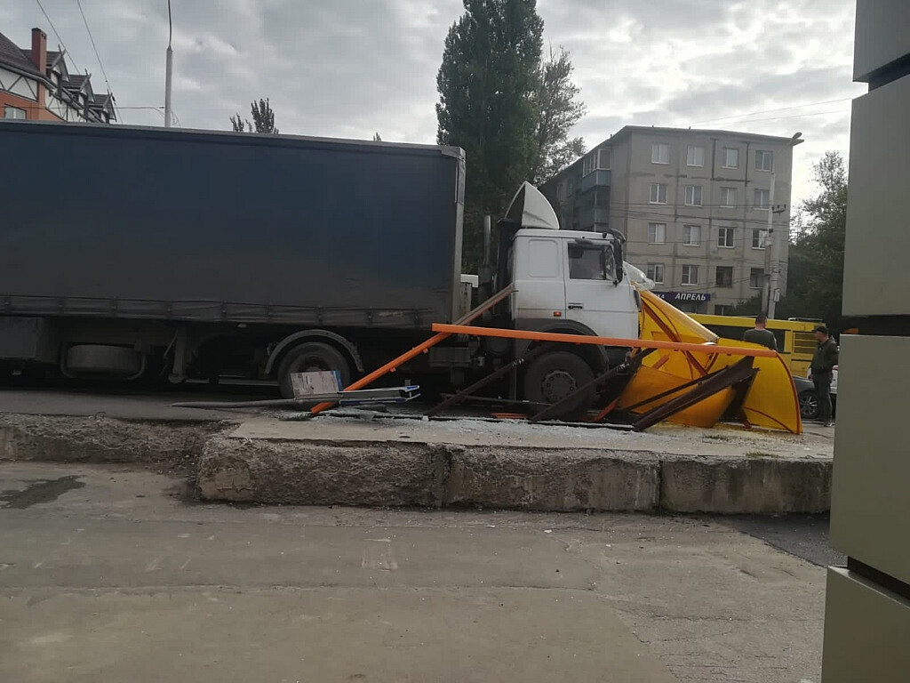 ДТП В Ростове на Дону на ул Малиновского. Авария на Малиновского в Ростове. Фура Ростов на Дону. Фура снесла остановку в Ростове на Малиновского. Новости ростов сегодня свежие события