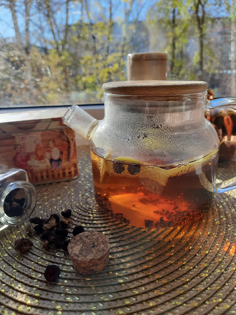 чай  и сушеные ягоды
