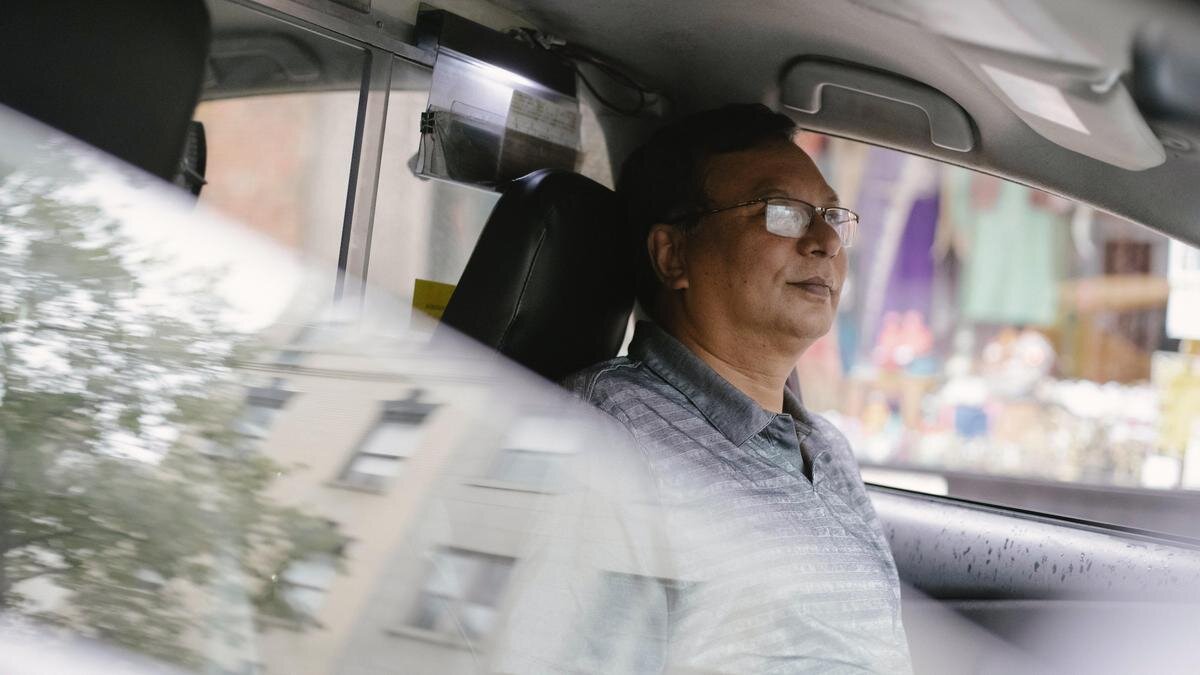    Мужчина за рулем автомобиля:Pexels