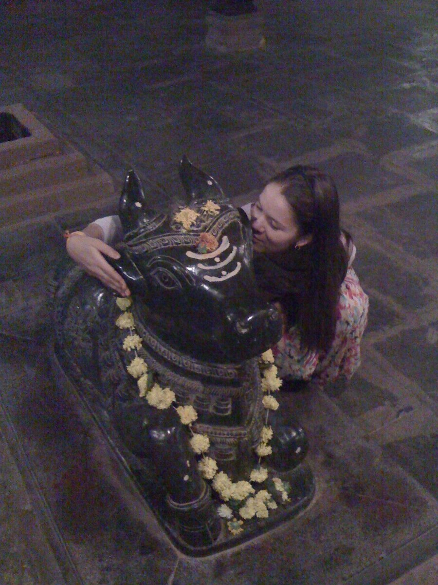 Быку Нанди можно нашептать желание в ухо, и он передаст Шиве. У меня сбылось.