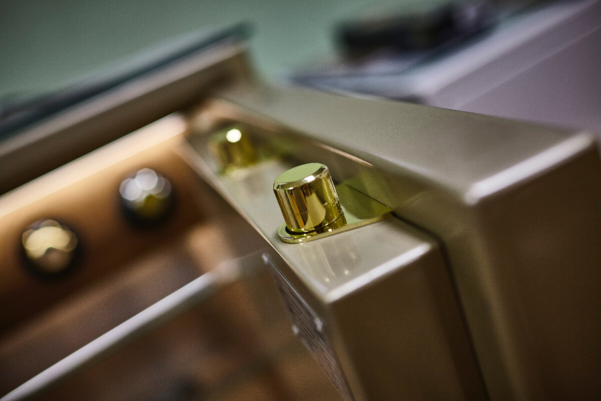 Детали сейфа iLUX в золотом исполнении