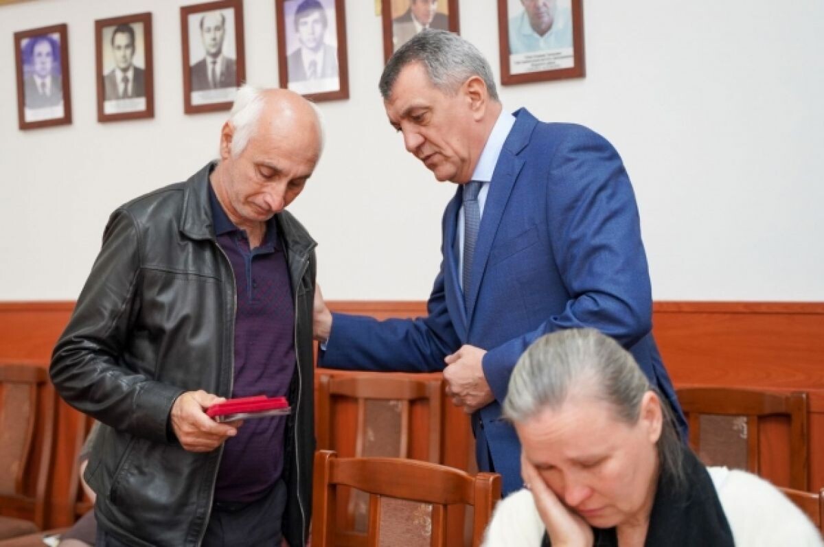    Глава Осетии передал ордена Мужества семьям пятерых погибших бойцов