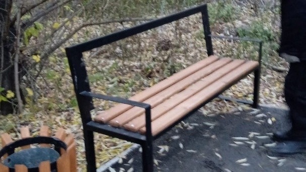     Неизвестные вырвали несколько реек из спинок лавочек.