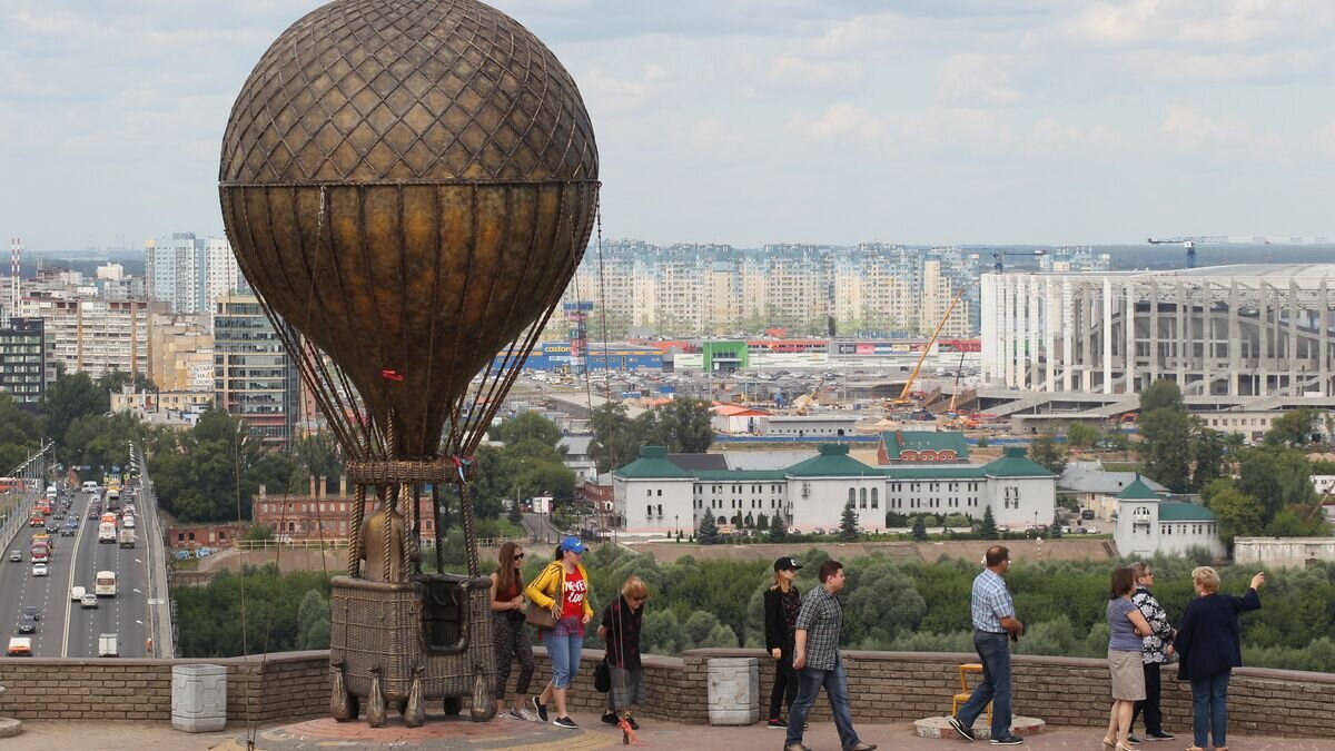    Туристы возле памятника Жулю Верну в Нижнем Новгороде© РИА Новости / Роман Владимиров