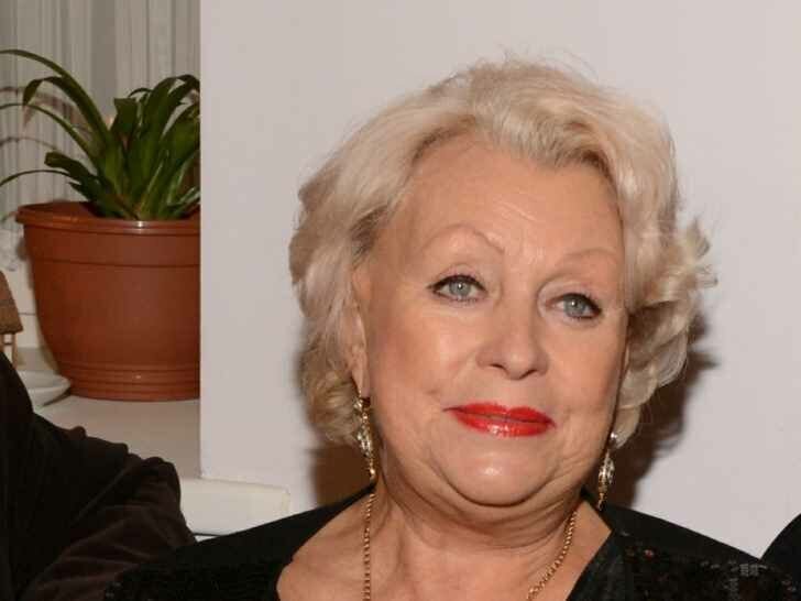72-летняя Людмила Поргина покрасила пряди волос в розовый цвет Три года назад ар