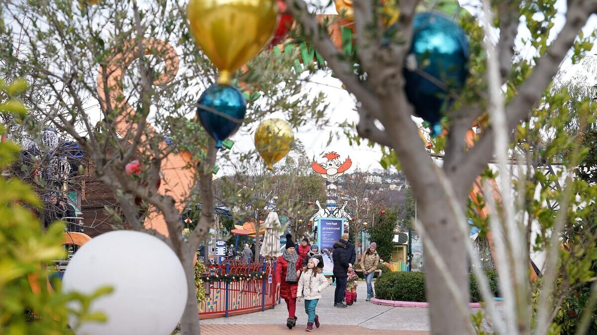    Посетители в развлекательном парке аттракционов "Сочи Парк" в Сочи© РИА Новости / Артур Лебедев