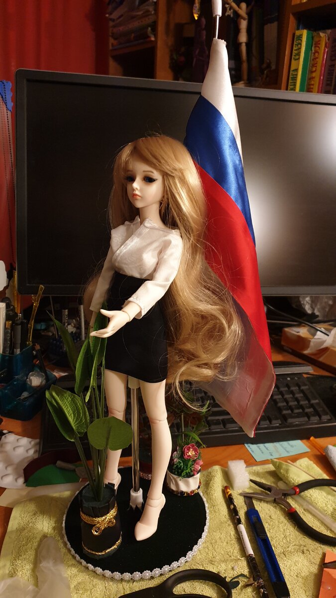 Рендия тут исключительно для масштаба. Девочка будет с флагом и цветами. 