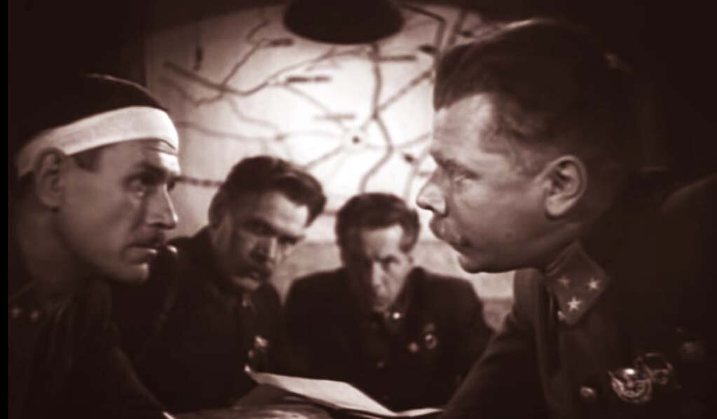 Фильм "Фронт" (1943). Слева в роли командующего армией Огнева — Борис Бабочкин. Справа в роли командующего фронтом Горлова — Борис Жуковский.