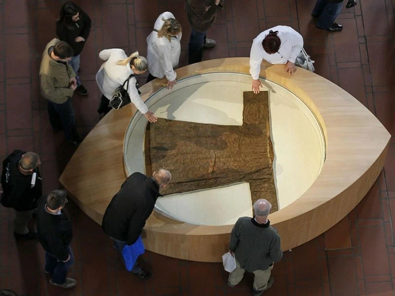 Хитон Христа (на деле князя Буса Белояра), выставленный в Трире.