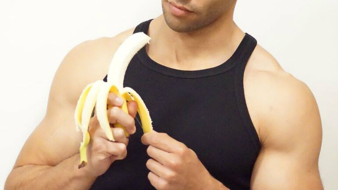 После тренировки есть банан. Банан у мужчин. Банан спортсмен. Что полезного в бананах для мужчин. Мужчина с бананом потенции.