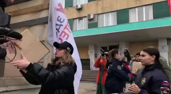 Ольга Бузова приехала в ДНР с гуманитарной помощью. Видео © Telegram / Типичный Донецк