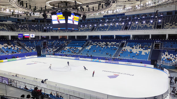    На соревнованиях мужчин на трибунах не более 1 тысячи человек.