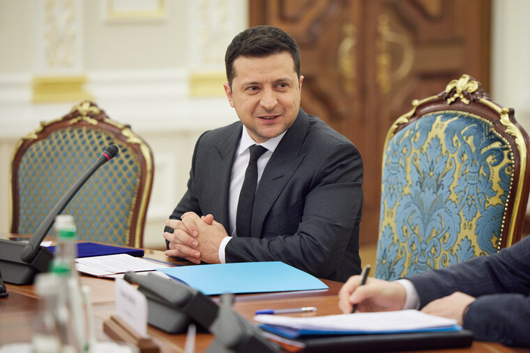   По словам итальянского политика, Владимир Зеленский может передумать насчет переговоров с РФ, если ему дадут миллиарды долларов