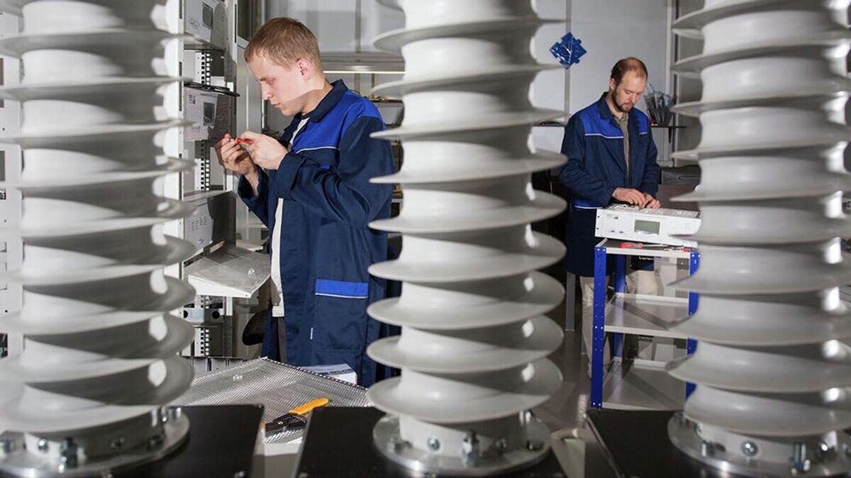    Студенты во время стажировки на территории ОЭЗ "Технополис "Москва"" © Фото : Комплекс экономической политики и имущественно‑земельных отношений Москвы