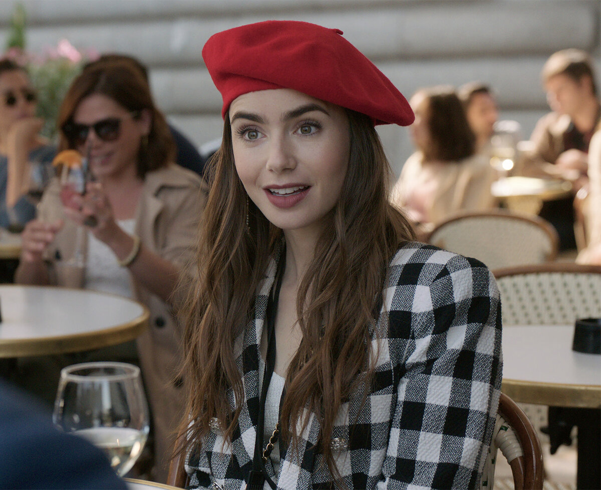    Кадр из сериала "Эмили в Париже" (2020)LEGION-MEDIA