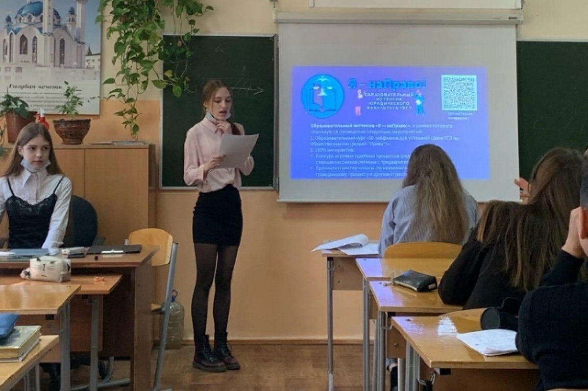    На каждом факультете для абитуриентов есть бесплатные школы, занятия в которых проводят преподаватели вуза, представители работодателей и студенты.