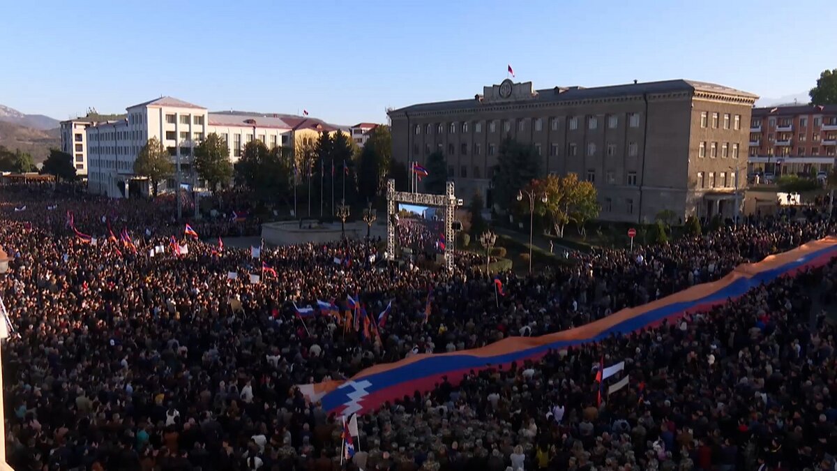 Центральная площадь Степанакерта - столицы Нагорно-Карабахской Республики (Республики Арцах) 30 октября 2022 г. 