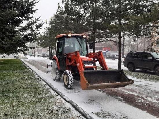     Дороги в Хабаровске очищают от последствий снегопада спецтехникой. ФОТО: мэрия Хабаровска