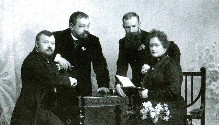 Михаил Квятковский - второй справа - с семьей Александра Щербачева