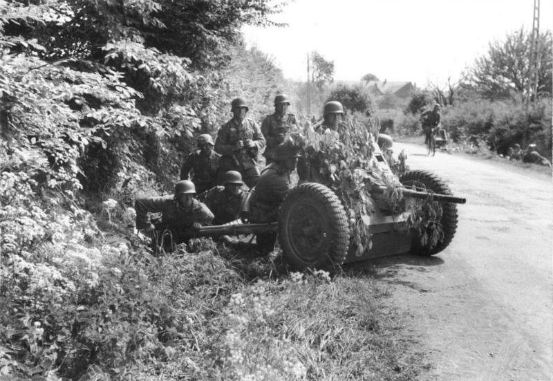 Расчет немецкой 37-мм противотанковой пушки Pak 35/36 в Бельгии. Май 1940.