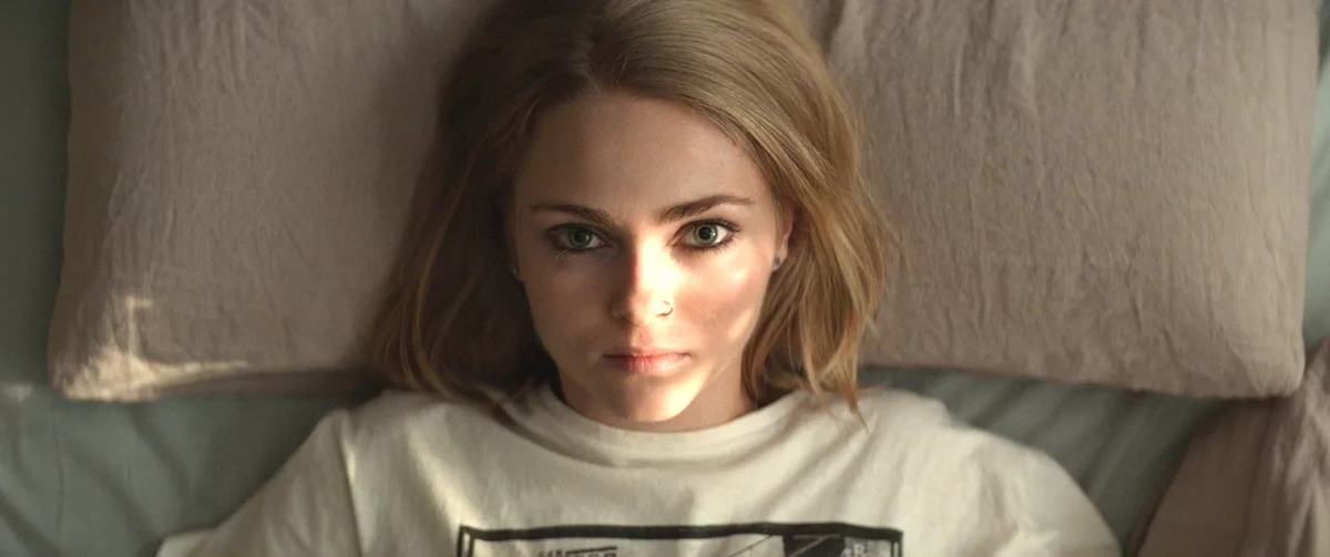 кадр из фильма "Дальше по коридору". 