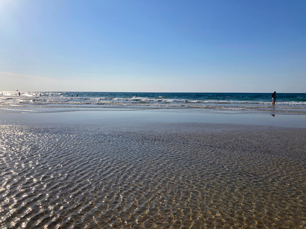 Несмотря на песочные пляжи, вода остается прозрачной, даже когда штормит.