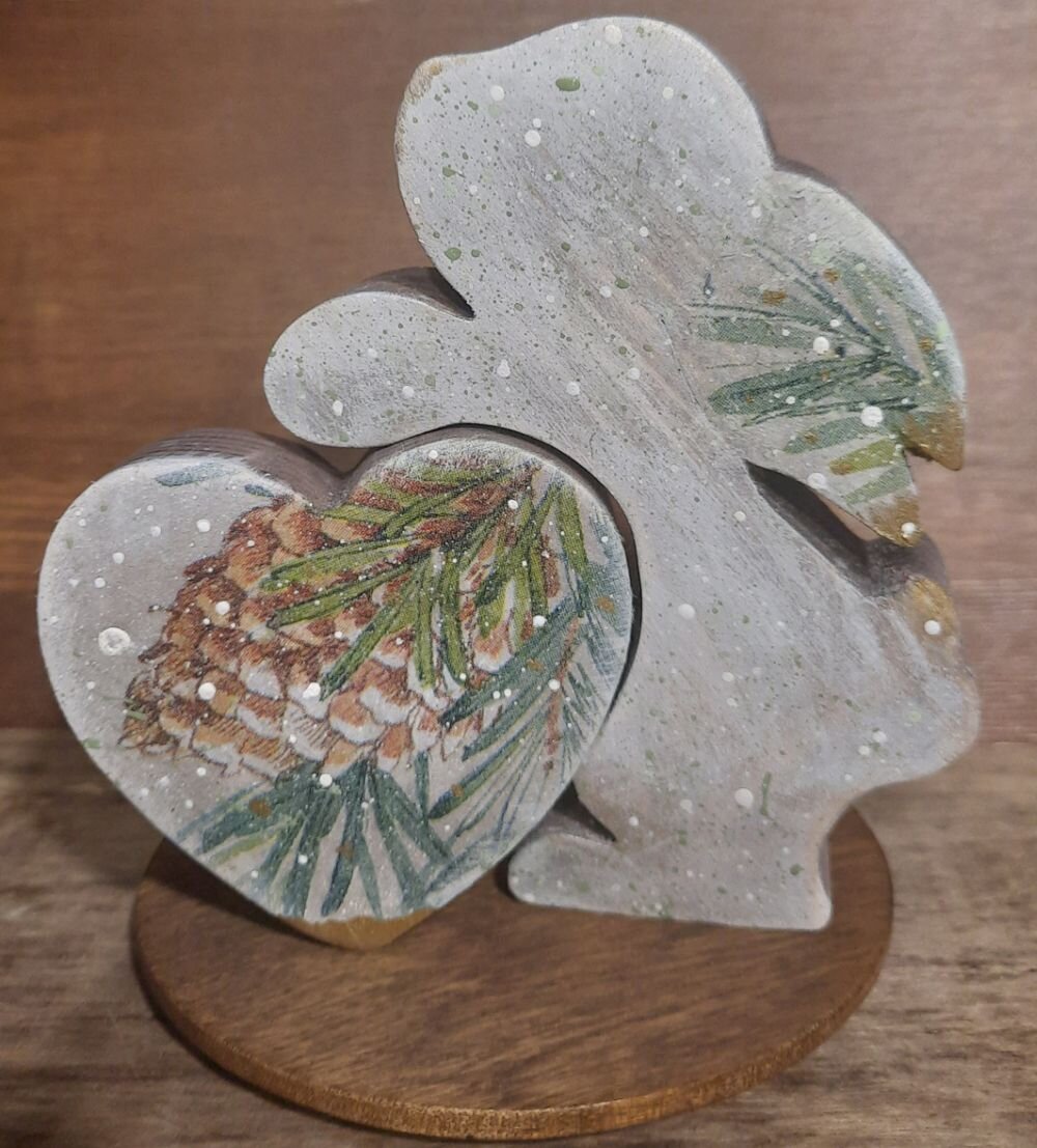 Это цветная новогодняя сторона Новогодняя, потому что на елке, на хвое есть малое, очень малое количество золотых искорок.