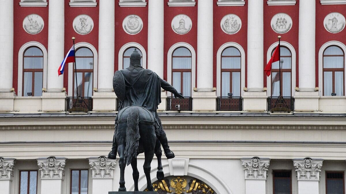    Памятник князю Юрию Долгорукову перед зданием мэрии Москвы на Тверской улице© РИА Новости / Алексей Майшев