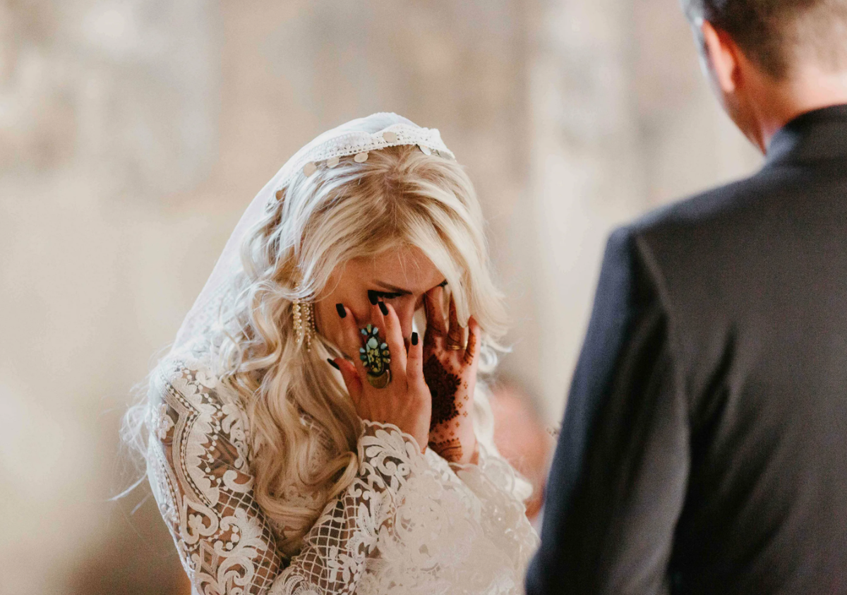 Плачущая невеста. Невеста. Невеста плачет. Невеста плачет на свадьбе.