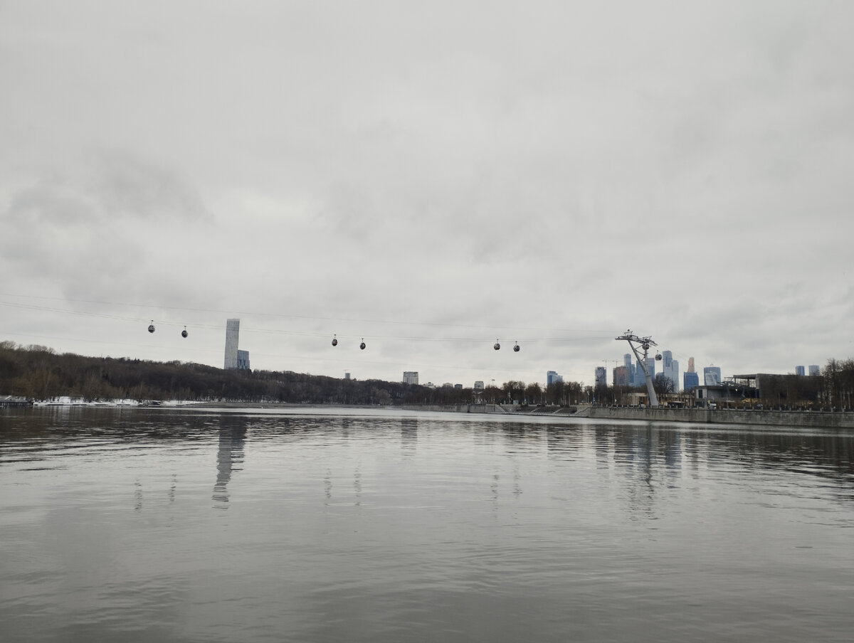 Лужнецкий мост. Вид на реку Москва, Воробьевы горы, небоскребы Москва-Сити, спортивный комплекс «Лужники». Фото автора