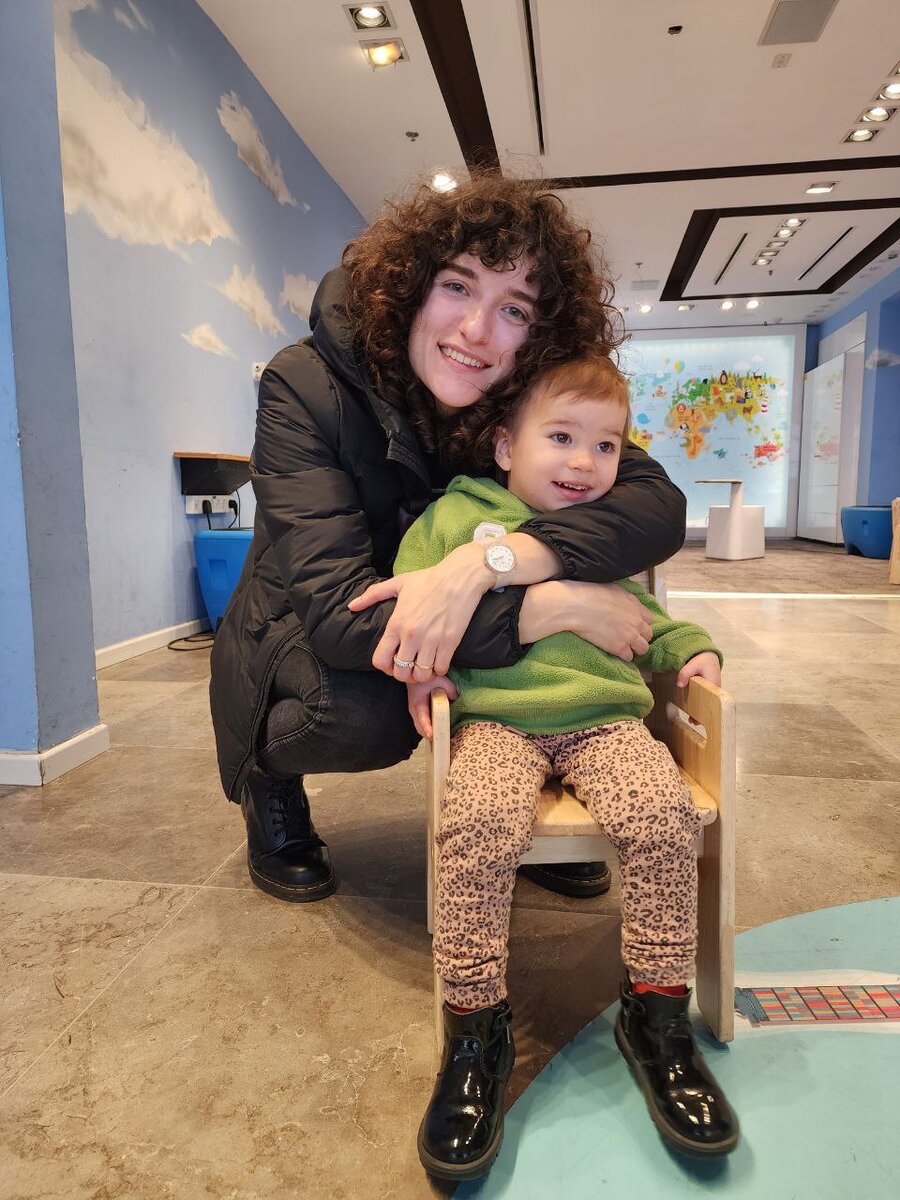 Ксюшка провожает сестренку и племяницу.