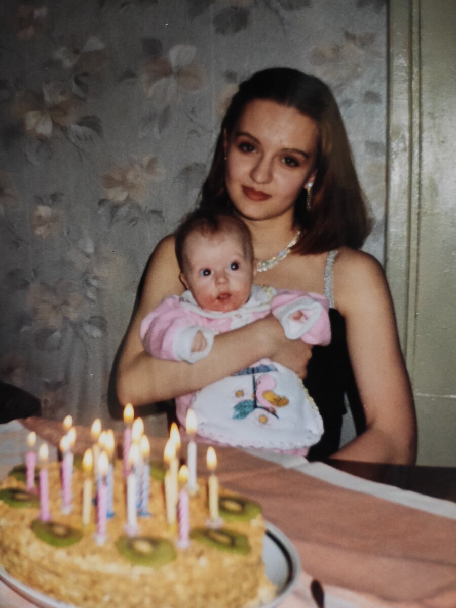 На этой фотографии мне 3,5 месяца и у меня здесь классическая младенческая форма атопического дерматита. На коже щек и подбородка зудящие эритематозные, экссудативные папуло-везикулезные высыпания. Из пузырьков сочится выделяемое (экссудат), при высыхании - образуются корочки.