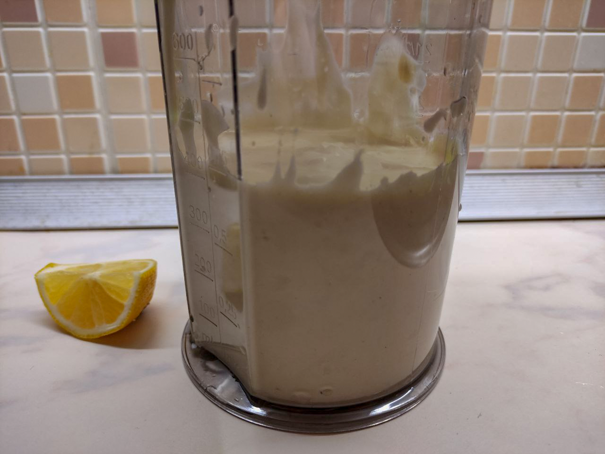 Емкость имеет чуть темный цвет - с майонезом все хорошо! 