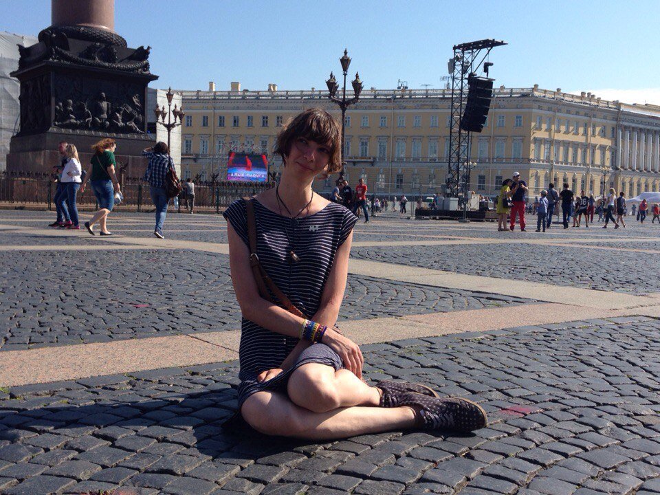 Абсолютно счастливая я, сидящая на Дворцовой. Фото из личного архива автора, 2016 год.